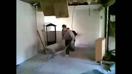 Мъж полудява с товарна количка 