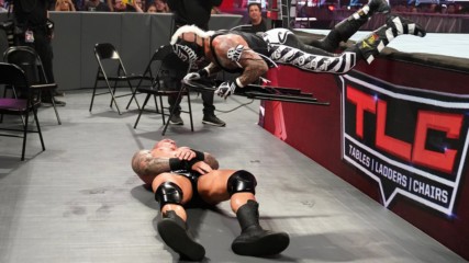 Rey Mysterio finds an innovative use for a steel chair in his clash with Randy Orton: WWE TLC 2018 (WWE Network Exclusiv