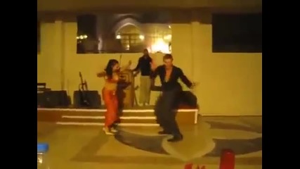Руснак задминава ориенталска танцьорка