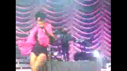 Rihanna - Sos Live (малка част) @Cardiff - 19.12.07