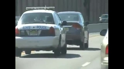 Полицай раздава правосъдие на пътя !