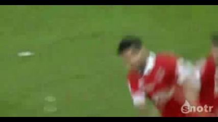 Футболист удря съотборник в главата при радост след гол 