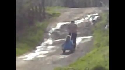 Резил баба влачи дебелото си внуче по нагорнището