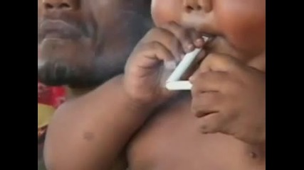две годишно дете пуши цигари чудо 
