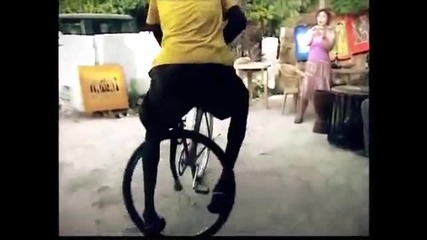 Удивителен велосипедист..прави шоу