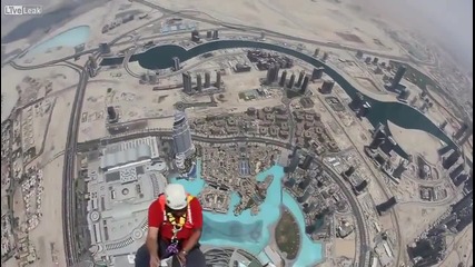 Мъж балансира на върха на Burj Khalifa - Dubai