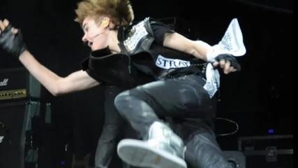 Justin Bieber пада на сцена // декември 2010 