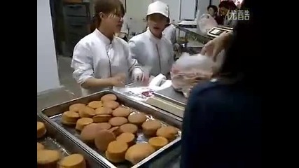 Продавачка на кейк в Китай с най бързите ръце!