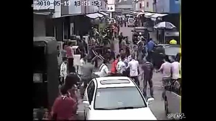 Крадец е нападнат от целият град