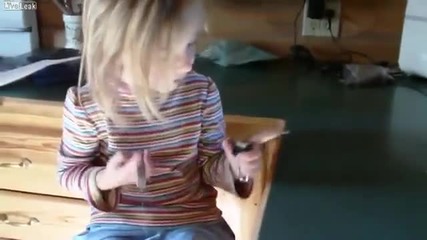 Момиченце на 5 год. отключва без ключ катинар за 1 минута!