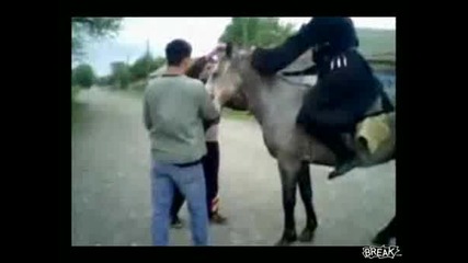 Поразително падане от кон!!! 
