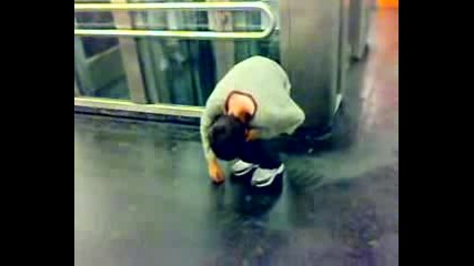 Наркоман се шматка в метрото