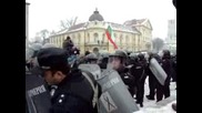 Полиция арестува и бие протестиращи граждани 