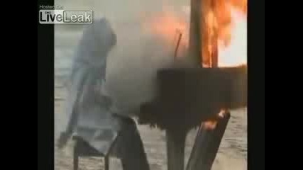Пиянист Свири На Горящ Роял!