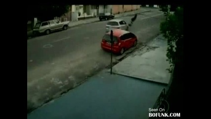 Кола удря зверски жена