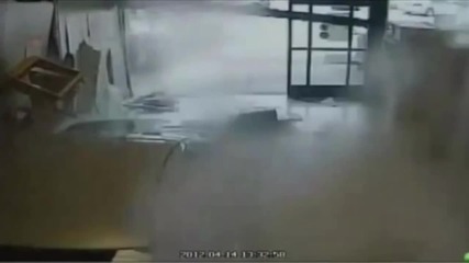 Заспала шофьорка връхлита в магазин и помита всичко пред себе си! ( пълно видео, без отрязяци )