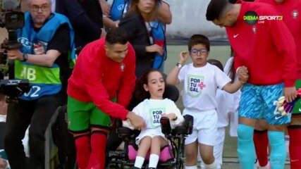 Роналдо изведе талисман в инвалидна количка преди мача с Ирландия