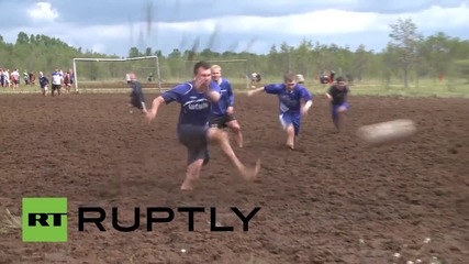 В Русия играят футбол в блато