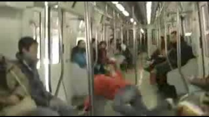 Малоумник в метрото 