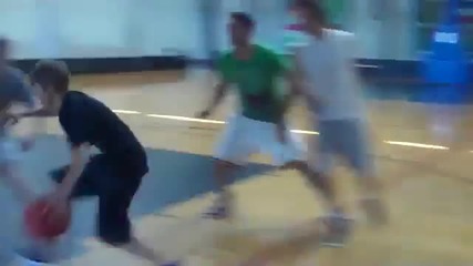 Джъстин играе баскетбол, а Селена ръкопляска xd