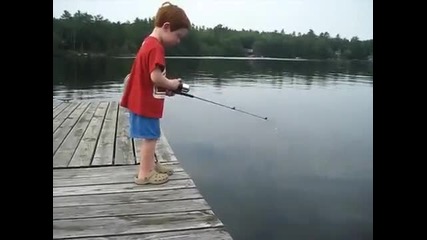 Дете хваща риба за секунда