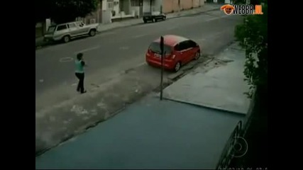 Кола Блъска жена с много голяма скорост 