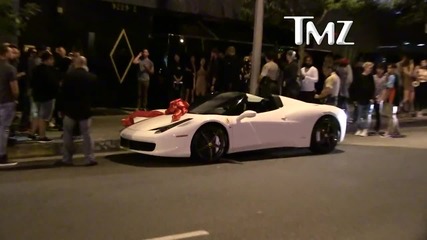 Tyga подарява Ferrari 458 на Kylie Jenner