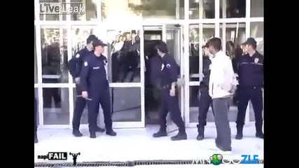 Полицай разбива отворена врата