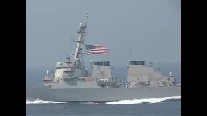 Военен кораб с висока скорост прави труден ляв завой