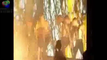 Lady gaga 2 пъти падна на концерт