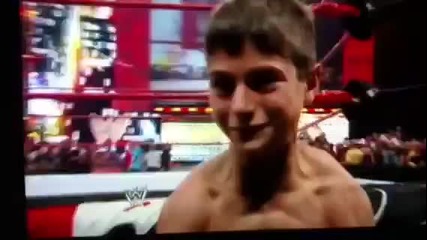 Мусколесто Хлапе се Среща с Triple H и John Cena
