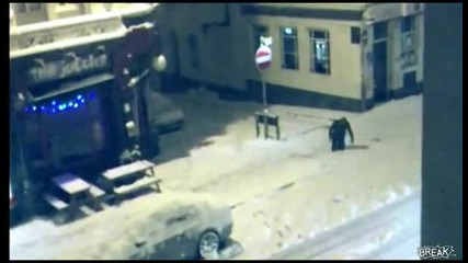 За 2 мин. 10 падания на улицата