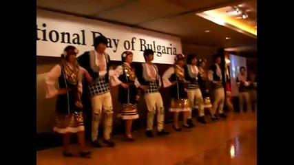 Корейци ученици танцуват българско хоро за 3-ти март