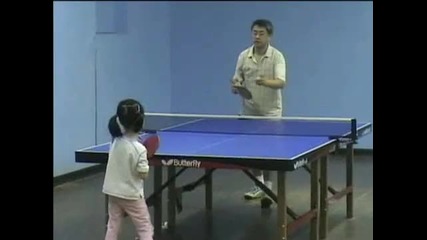 4 годишно дете играе невероятно Пинг-понг