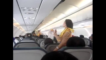 Стюардеса танцува като Lady Gaga в самолета 