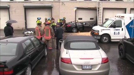 Автомобил излита във въздуха и се разбива в стена на магазин
