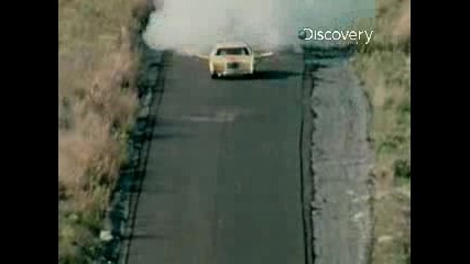 Кола - самолет не успява да прескочи река!