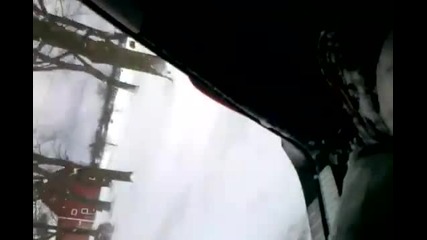 Куче блъска момиче на шейна - Смях!