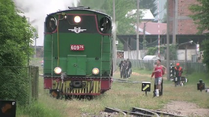 Буксуване на теснолинеен парен локомотив серия 609