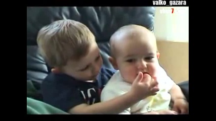 Бебе хапе пръста на брат си 