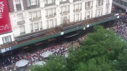 Луди фенове нападнаха Justin Bieber в Ню Йорк