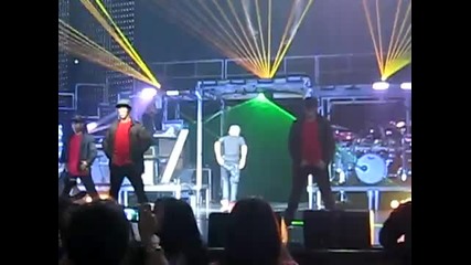 Girl Jumps On Stage At Justin Bieber Concert In Texas!