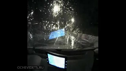 Кола Се Удря В Резервоар С Вода