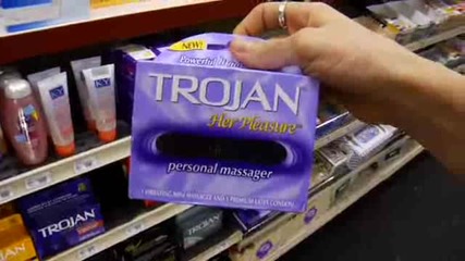 Мацка купува кондоми