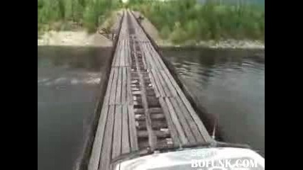 Екстремно шофиране по мост, който всеки момент ще се счупи 