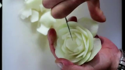 Мъж прави роза от ябълка 