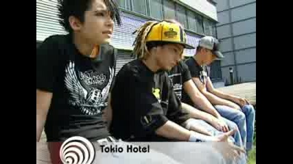 Bill (Tokio Hotel) пее Durch Den Monsun