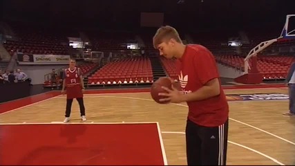 Швайнщайгер мачка и на баскетбол!