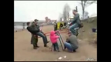 пиян руснак пада от катерушка 