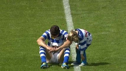 Момиченце утешава баща си след като отборът му изпадна от Лигата